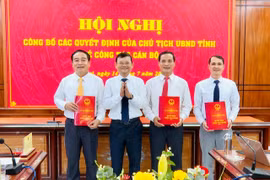 Phó Chủ tịch UBND tỉnh Nguyễn Tự Công Hoàng trao quyết định bổ nhiệm các Phó Trưởng Ban Quản lý Khu kinh tế tỉnh. Ảnh: Bình Dương