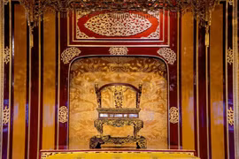 Bảo vật quốc gia ngai vua triều Nguyễn đặt tại Điện Thái Hòa, Đại Nội Huế.