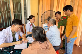 Khám bệnh cho bà con ở xã Tây Sơn.
