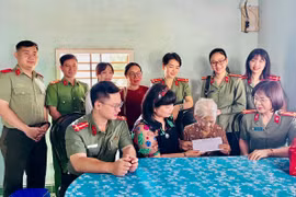 Trao tiền phụng dưỡng cho Mẹ Việt Nam anh hùng Phan Thị Hưng. Ảnh: Nhĩ Khang