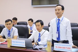 TS. Đinh Anh Tuấn, Phó Hiệu trưởng Trường Đại học Quy Nhơn, chủ trì họp báo. Ảnh: MINH HIỀN