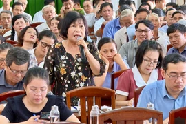 ĐBQH Nguyễn Lân Hiếu trao đổi với cử tri.