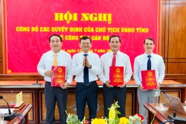 Phó Chủ tịch UBND tỉnh Nguyễn Tự Công Hoàng trao quyết định bổ nhiệm các Phó Trưởng Ban Quản lý Khu kinh tế tỉnh. Ảnh: Bình Dương