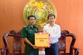 Phó Chủ tịch UBND tỉnh Nguyễn Hữu Quế tặng quà cho cán bộ, chiến sĩ Hải đoàn Biên phòng 48. Ảnh: Dũng Nhân