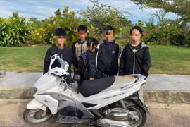 Nhóm thiếu niên và tang vật vụ trộm.