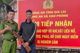 Anh Nguyễn Anh Quốc giao nộp khẩu súng tự chế.