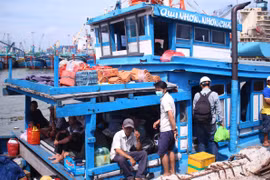 Người dân lên tàu ra Nhơn Châu.