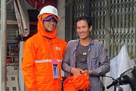 Anh Tấn dũng cảm cứu người giữa dòng nước lũ.