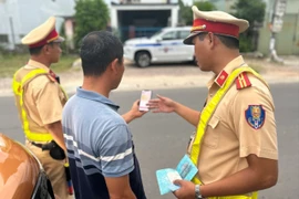 CSGT hướng dẫn người dân kiểm tra vi phạm ATGT