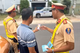 CSGT hướng dẫn người dân kiểm tra vi phạm ATGT