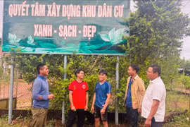 Người dân quyết tâm xây dựng khu dân cư xanh-sạch-đẹp.