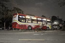 Hiện trường vụ xe khách tông chết người ngồi ven đường