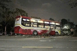 Hiện trường vụ xe khách tông chết người ngồi ven đường