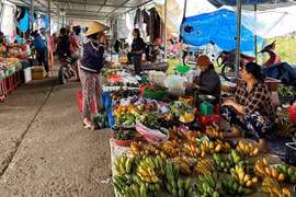 Tiểu thương các chợ sau lũ: “Còn chợ còn kế sinh nhai”