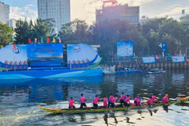 Lễ hội đua ghe trên kênh Nhiêu Lộc - Thị Nghè.