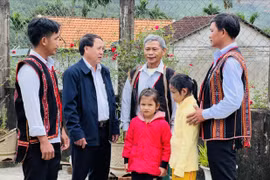 Người dân làng T2 trao đổi về mô hình mới.