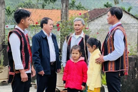 Người dân làng T2 trao đổi về mô hình mới.