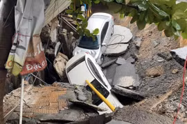 Hai ô tô bị "hố tử thần" nuốt chửng