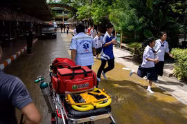 Học sinh sơ tán khỏi trường học ở tỉnh Nonthaburi, Thái Lan sau vụ xả súng ngày 7-8-2026. Ảnh: THX/TTXVN phát