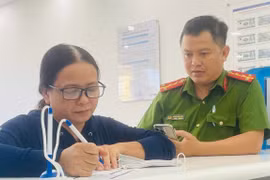 Công an hỗ trợ bà Hạnh chuyển trả lại số tiền cho người chuyển nhầm.