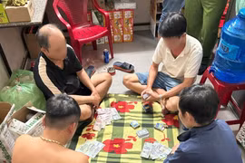 Bốn đối tượng bị bắt quả tang đánh bài ăn tiền.