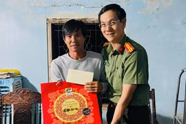 Tặng quà cho thành viên tổ ANTT bị thương khi làm nhiệm vụ