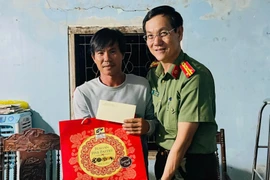 Tặng quà cho thành viên tổ ANTT bị thương khi làm nhiệm vụ