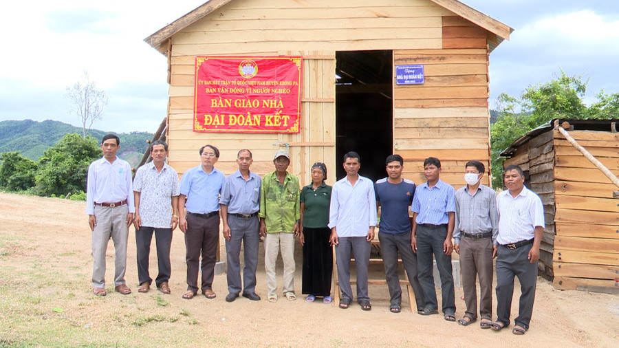Ủy ban MTTQ huyện bàn giao nhà đại đoàn kết cho hộ nghèo tại xã Đất Bằng. Ảnh: Lê Nam mttq-huyen-ban-giao-nha-ddk-tai-xa-dat-bang.jpg