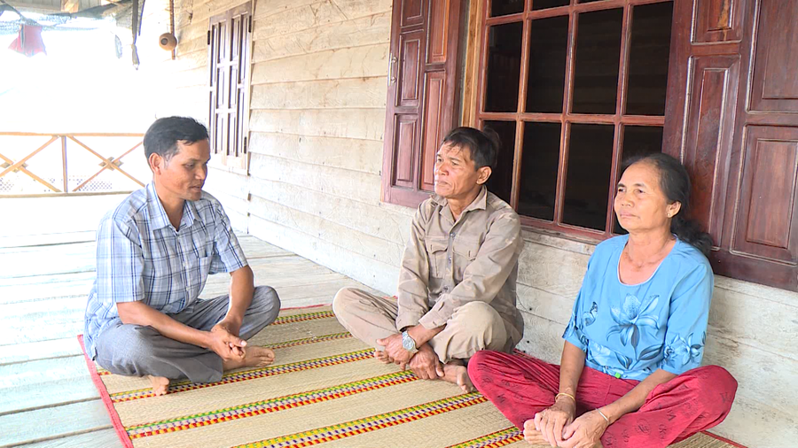 Ông Kpă Tuyên-Trưởng ban Công tác Mặt trận buôn Ia Prông, xã Đất Bằng (bìa trái) tuyên truyền người dân trong xây dựng nông thôn mới. Ảnh: Lê Nam ong-kpa-tuyen-truong-ban-cong-tac-mat-tran-buon-ia-prong-xa-dat-bang-bia-trai-tuyen-truyen-nguoi-dan-xay-dung-nong-thon-moi.png