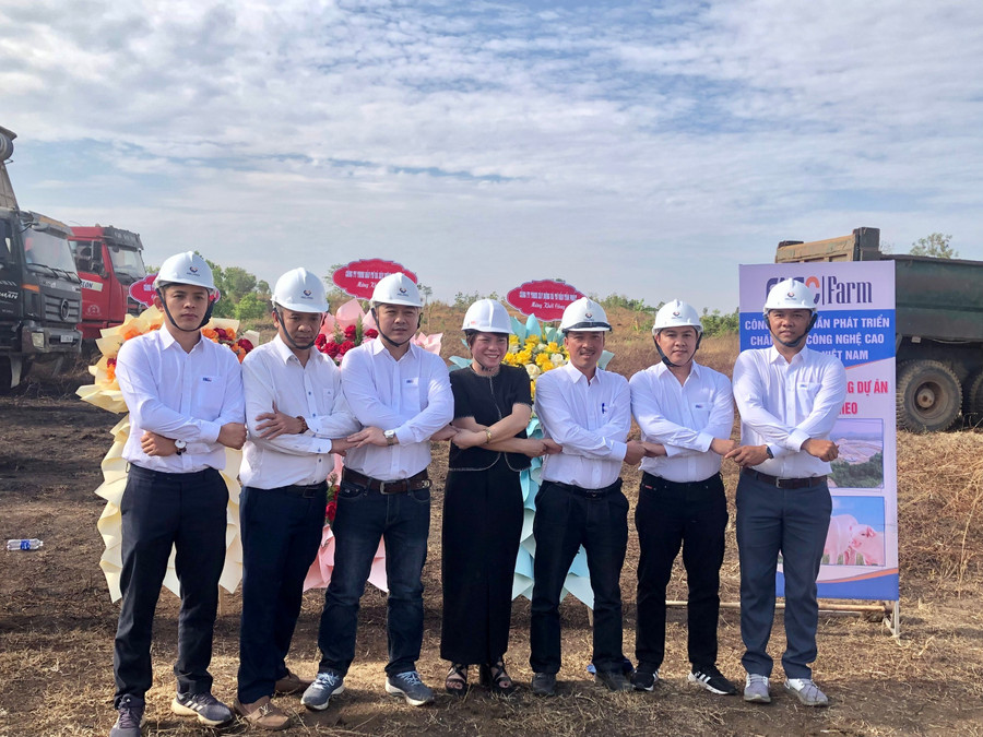 Ban Lãnh đạo Công ty cổ phần Phát triển chăn nuôi Công nghệ cao FAGO FARM Việt Nam tại lễ khởi công dự án trang trại heo công nghệ cao. Ảnh: Lê nam ban-lanh-dao-cong-ty-co-phan-phat-trien-chan-nuoi-cong-nghe-cao-fago-farm-viet-nam-tai-du-an-trang-trai-heo-cong-nghe-cao.jpg