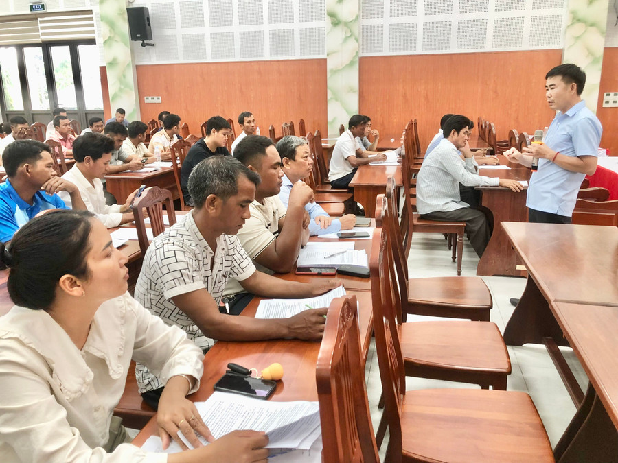 Đại diện Chi cục Trồng trọt và Bảo vệ thực vật truyền đạt các kiến thức về xây dựng mã số vùng trồng cho các học viên. Ảnh: Lê Nam dai-dien-chi-cuc-trong-trot-va-bao-ve-thuc-vat-truyen-dat-cac-kien-thuc-ve-xay-dung-ma-so-vung-trong-cho-cac-hoc-vien.jpg
