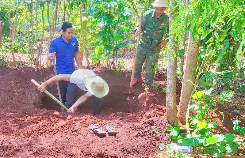 Đoàn viên, thanh niên xã Hà Bầu hỗ trợ người dân đào hố rác. Ảnh: Lê Nam doanvien-thanh-nien-xa-ha-bau-ho-tro-nguoi-dan-dao-ho-rac.jpg