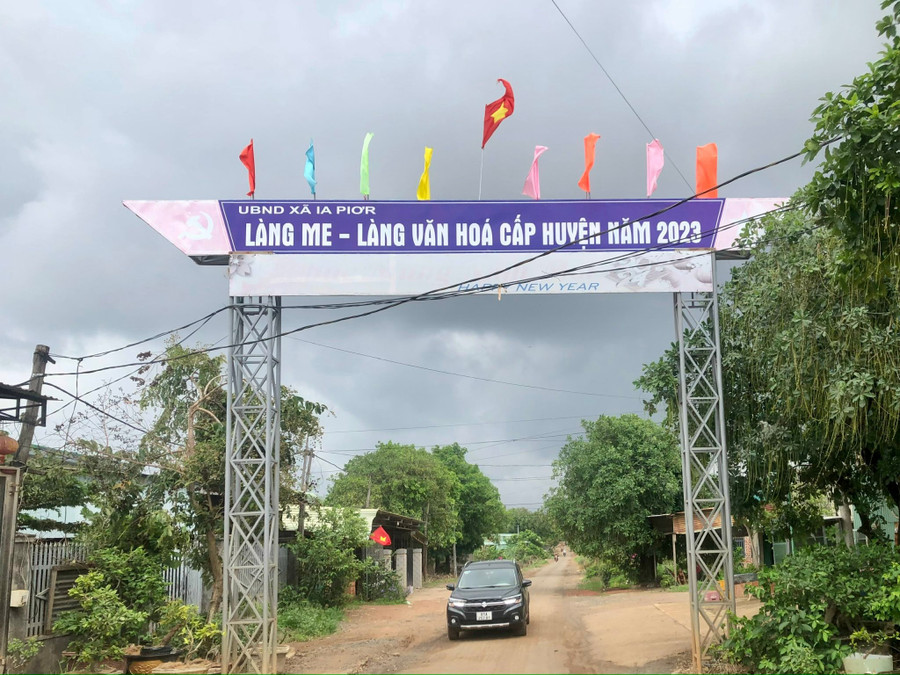 Đến nay, làng Me có 100% đường giao thông được bê tông hóa, cứng hóa giúp người dân đi lại thuận lợi. Ảnh: Lê Nam den-nay-trong-lang-me-100-duong-be-tong-hoa-cung-hoa-giup-nguoi-dan-di-lai-thuan-loi.jpg