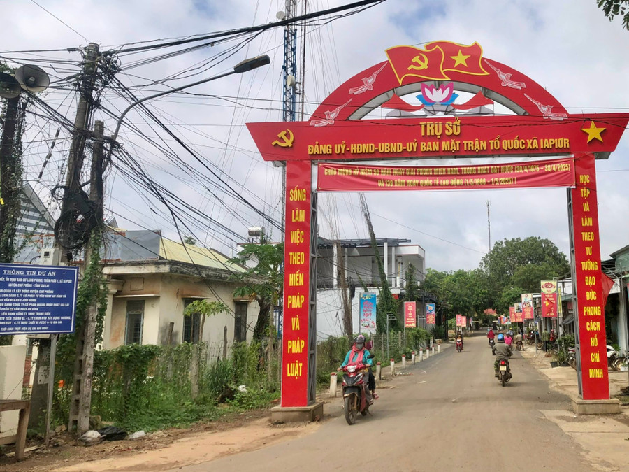 Khu trung tâm xã Ia Piơr phát triển sầm uất, đường sá thuận tiện cho người dân đi lại và giao thương hàng hóa. Ảnh: Lê Nam khu-trung-tam-xa-ia-pior-phat-trien-sam-uat-duong-sa-thuan-tien-cho-nguoi-dan-di-lai-va-giao-thuong-hang-hoa.jpg