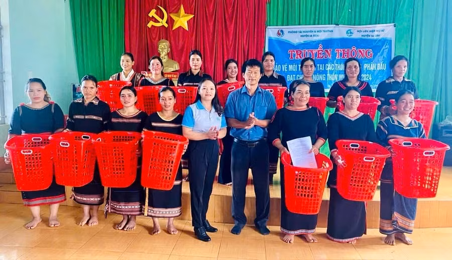 hoi-lhpn-huyen-ia-grai-phoi-hop-voi-phong-nong-nghiep-va-moi-truong-tang-gio-dung-rac-cho-cac-hoi-vien-phu-nu-xa-ia-pech.jpg