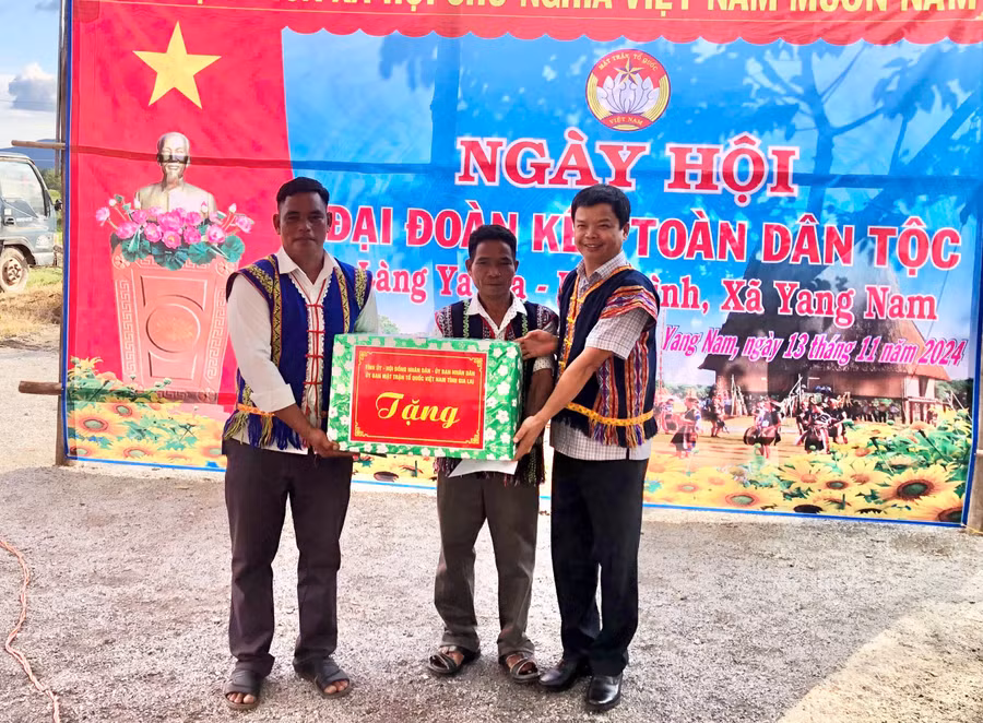 thay-mat-tinh-uy-hdnd-ubnd-uy-ban-mttq-viet-nam-tinh-pho-chu-tich-ubnd-tinh-nguyen-huu-que-da-trao-tang-phan-qua-cua-tinh-den-ba-con-can-bo-dang-vien-lang-ya-ma-hoa-binh.jpg