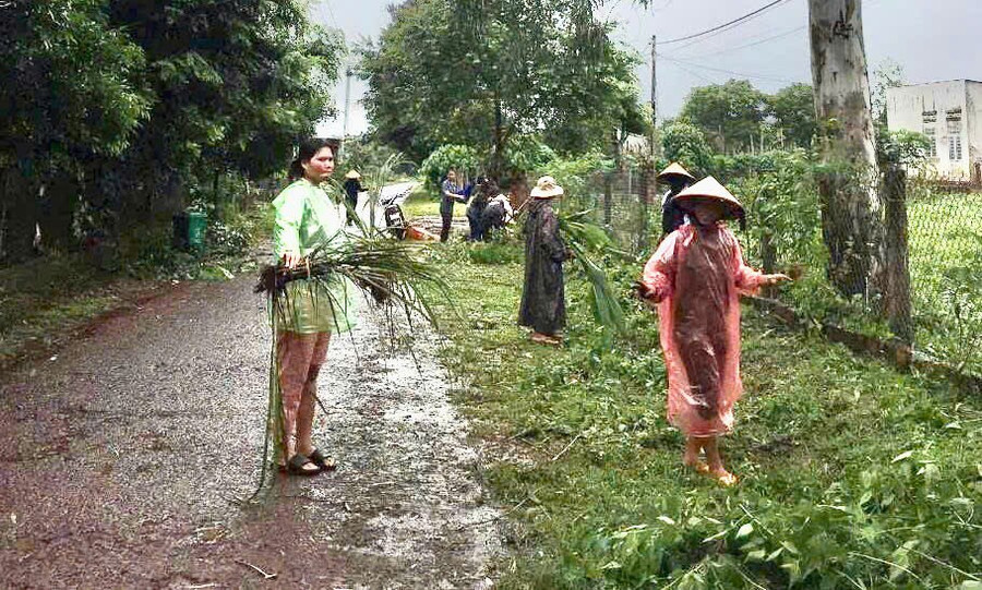 Hội LHPN xã Hà Bầu tham gia vệ sinh, phát dọn đường làng, ngõ xóm. Ảnh: Lê Nam hoi-lhpn-xa-ha-bau-tham-gia-ve-sinh-phat-don-duong-lang-ngo-xom.jpg