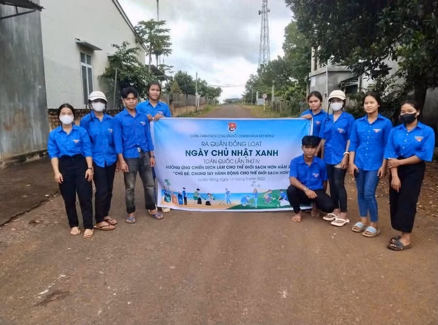 doan-vien-thanh-nien-xa-ia-mo-nong-ra-quan-ngay-chu-nhan-xanh-de-don-ve-sinh-duong-lang-khu-nha-sinh-hoat-cong-dong.jpg