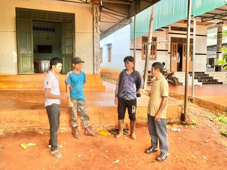 Ông Rơ Châm Míu-làng Nú (bìa phải) tuyên truyền người dân sinh hoạt tôn giáo đúng pháp luật, tích cực phát triển kinh tế, giữ gìn vệ sinh môi trường, góp sức xây dựng nông thôn mới. Ảnh: Lê Nam ong-ro-cham-miu-lang-nu-bia-phai-tuyen-truyen-nguoi-dan-sinh-hoat-ton-giao-dung-phap-luat-tich-cuc-phat-trien-kinh-te-giu-gin-ve-sinh-moi-truong-gop-suc-xay-dung-nong-thon-moi.jpg