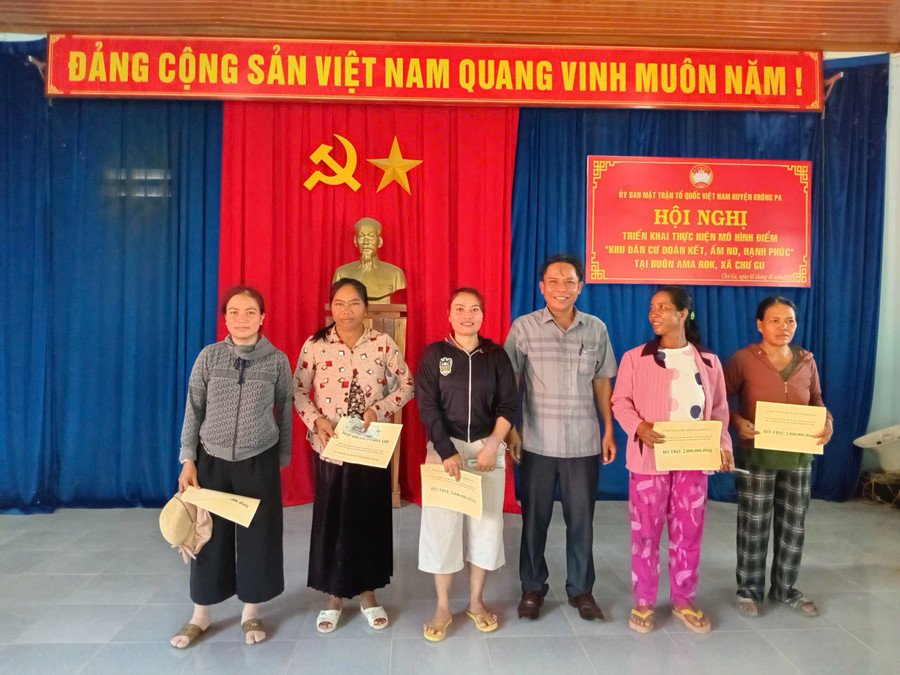 Ủy ban MTTQ Việt Nam huyện Krông Pa triển khai mô hình "Khu dân cư đoàn kết, ấm no, hạnh phúc" tại buôn Ma Rok, xã Chư Gu và tặng sinh kế cho hộ nghèo. Ảnh: Lê Nam uy-ban-mttq-viet-nam-huyen-krong-pa-trien-khai-mo-hinh-khu-dan-cu-doan-ket-am-no-hanh-phuc-tai-buon-ma-rok-xa-chu-gu.jpg