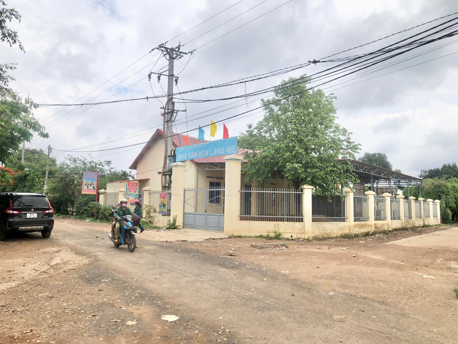 Các tuyến đường nội làng Me đã được bê tông hóa giúp người dân đi lại, vận chuyển hàng hóa dễ dàng. Ảnh: Lê Nam cac-tuyen-duong-noi-lang-me-da-duoc-be-tong-hoa-giup-nguoi-dna6-di-lai-van-chuyen-hang-hoa-de-dang.jpg