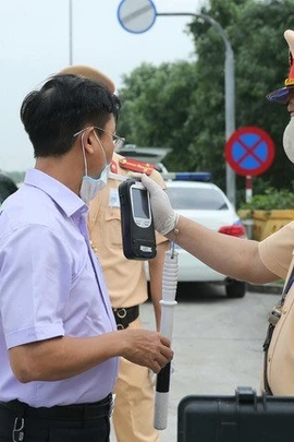Toàn cảnh 24h: Hơn 1.400 trường hợp vi phạm nồng độ cồn bị xử lý