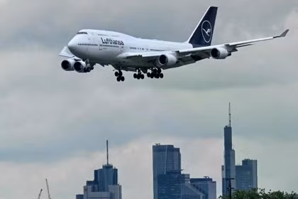 Pin dự phòng bốc cháy, chuyến bay Lufthansa phải chuyển hướng an toàn