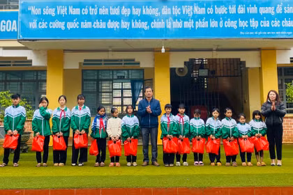 Bền bỉ vận động học sinh vùng khó đến trường