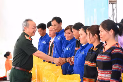 Dệt màu xanh ấm no trên miền biên viễn