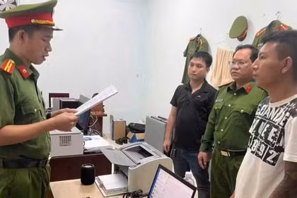 Bắt giam đối tượng mang kiếm đập phá tài sản, đăng video lên Facebook 'Không Cần Biết'