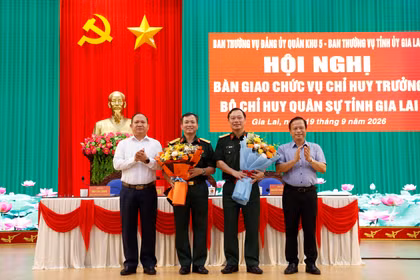 Bàn giao chức vụ Chỉ huy trưởng Bộ CHQS tỉnh Gia Lai.