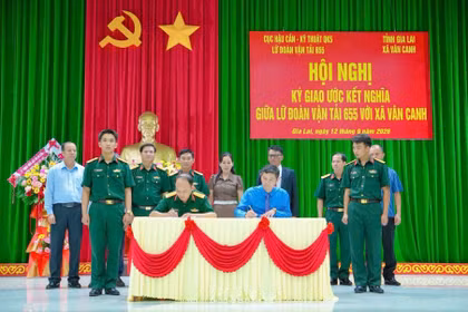Lữ đoàn Vận tải 655 kết nghĩa với xã Vân Canh.