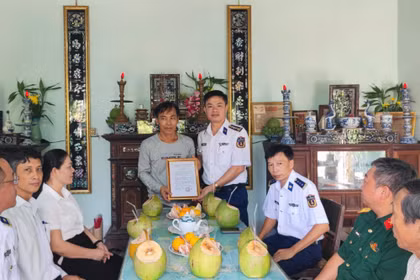 Vùng Cảnh sát biển 2 nhận phụng dưỡng Mẹ Việt Nam anh hùng tại Gia Lai