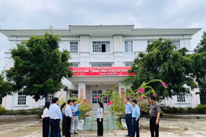 Đoàn giám sát khảo sát thực tế tại trụ sở phường An Phước (cũ). Ảnh: N.H